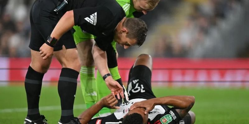 luật bù giờ trong bóng đá