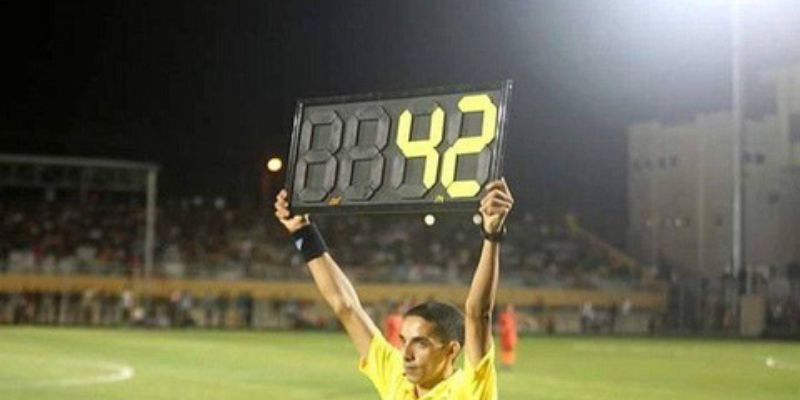 luật bù giờ trong bóng đá